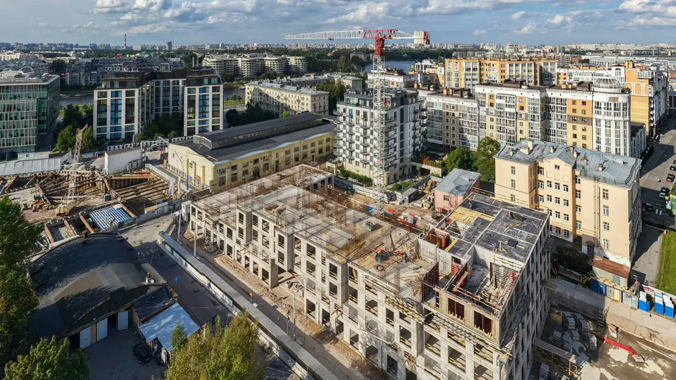 Клубный дом «Визионер»: панорама стройки с высоты, август 2026, съёмка застройщика